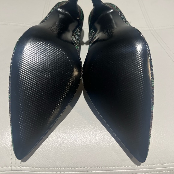 Charles by Charles Davis Size 8.5 black fabric pump w/ gold Red & green accents - Picture 2 of 3